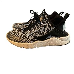 Nike Air Huarache Run Ultra Kjcrd black/white womens 7